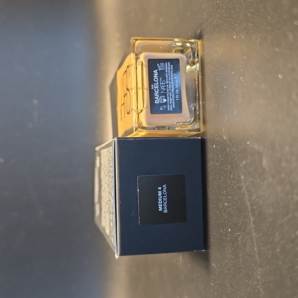 New! NARS Light Reflecting Foundation Medium 4 Barcelona 1oz** - Picture 4 of 4